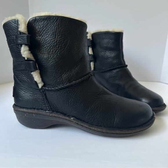 UGG Caspia Ankle Boots Black Leather size US 8 Sheepskin lined - Picture 14 of 14